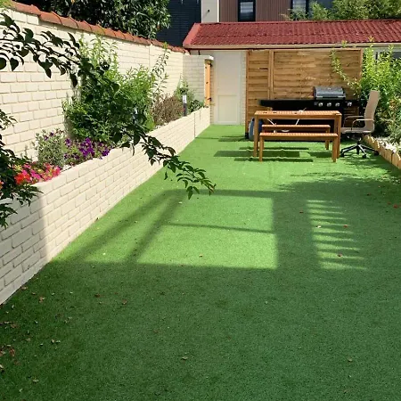 Independant Dans Charmante Maisonnette A Holiday home Nogent-sur-Marne